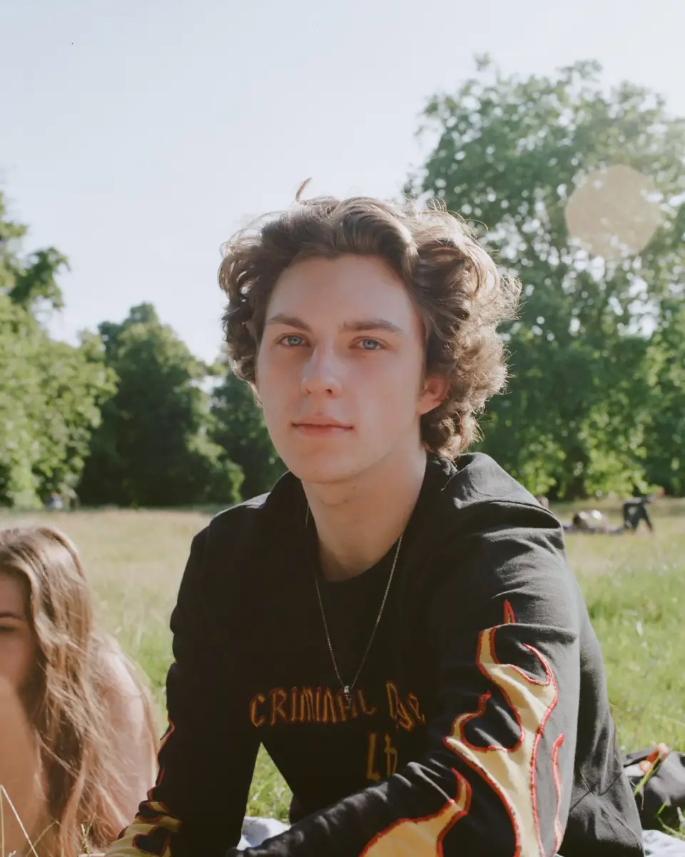 Portret van een jonge man, hij bevindt zich in Hyde Park in London