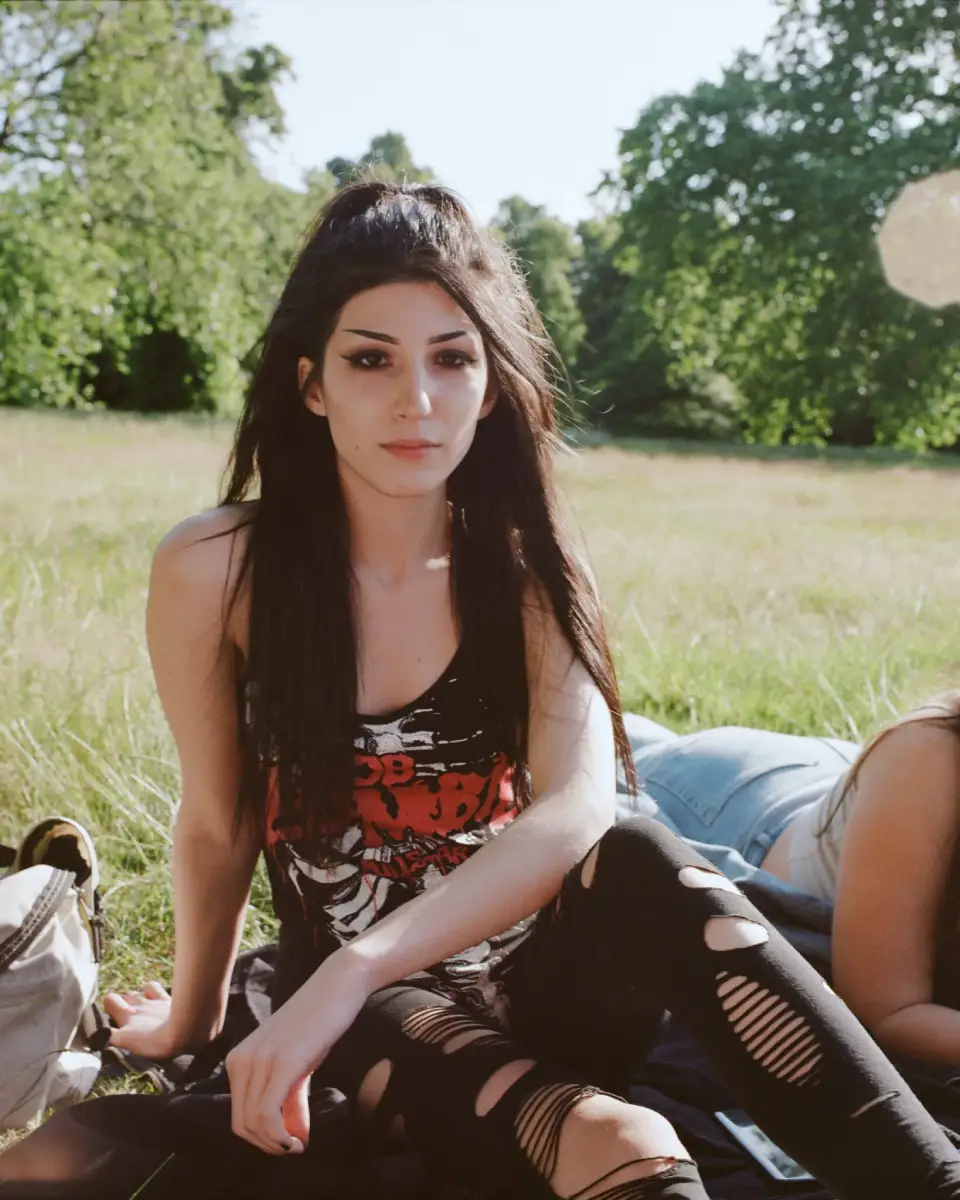 Portret van een jonge dame die emo mack-up draagt, ze bevindt zich in Hyde Park in London