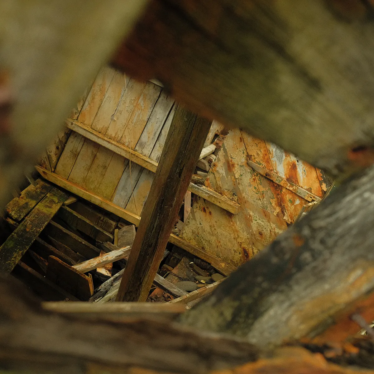 Een foto van een scheepswrak, we kijken door een gat in de romp het schip in.